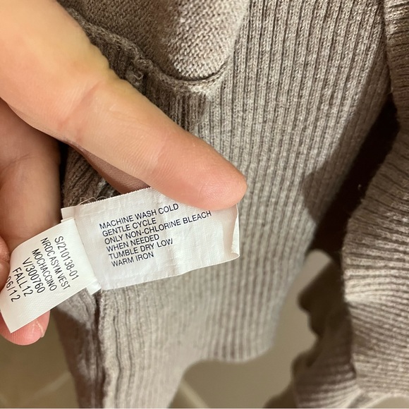 5/$20 Gap tan drape cardigan vest size small - Picture 4 of 9